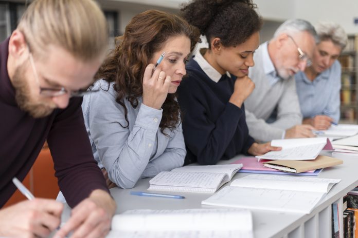 close-up-people-learning-together Imagem: Freepik