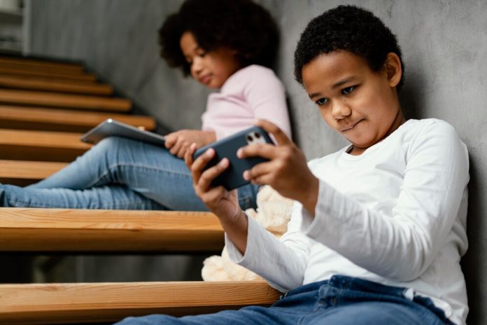 CELULAR NAS ESCOLAS