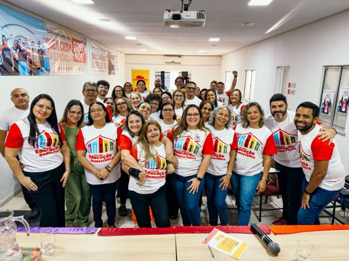 POR UMA EDUCAÇÃO DEMOCRÁTICA